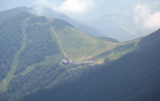 ロープウェイ山頂の天神平スキー場