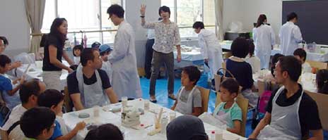 化石レプリカ体験の様子