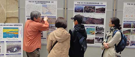 展示パネルの解説の様子