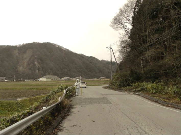 写真11　塩島集落北東，道路にみられる北側低下の撓曲変形