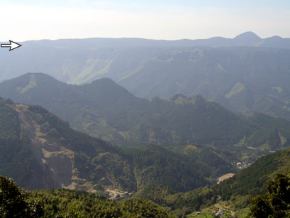 崩壊地付近から南方を望む